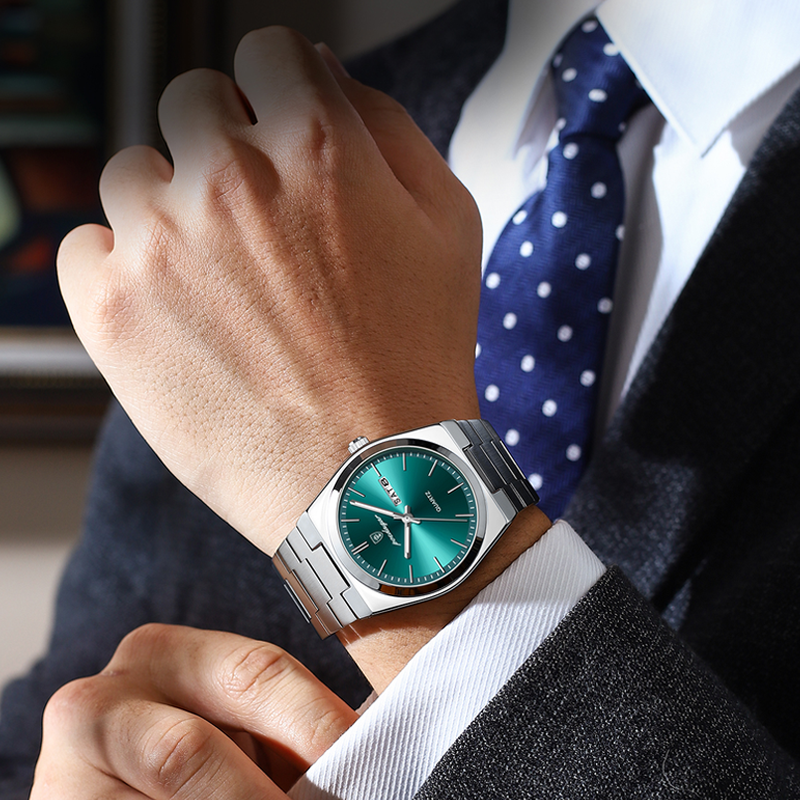 Montre Élégance Acier verte portée au poignet