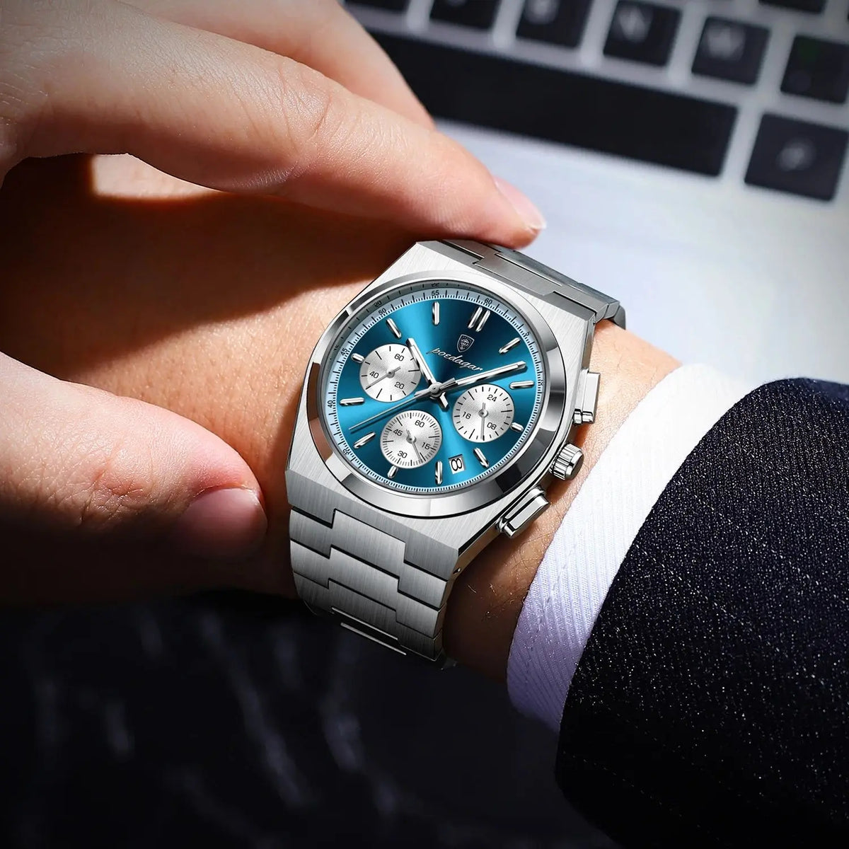 Chronographe Acier bleu porté au poignet