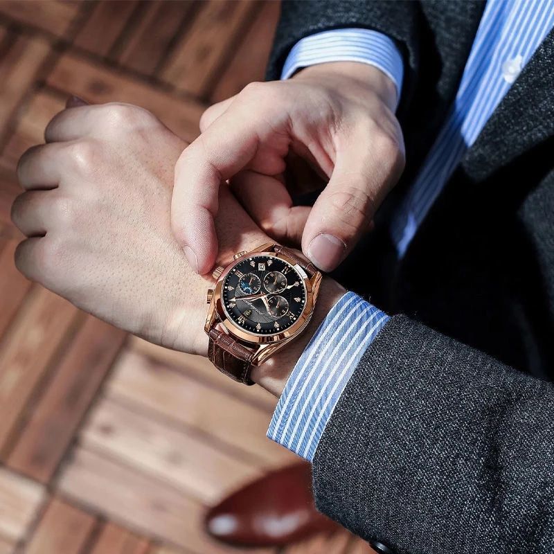 Montre POEDAGAR portée au poignet avec tenue élégante